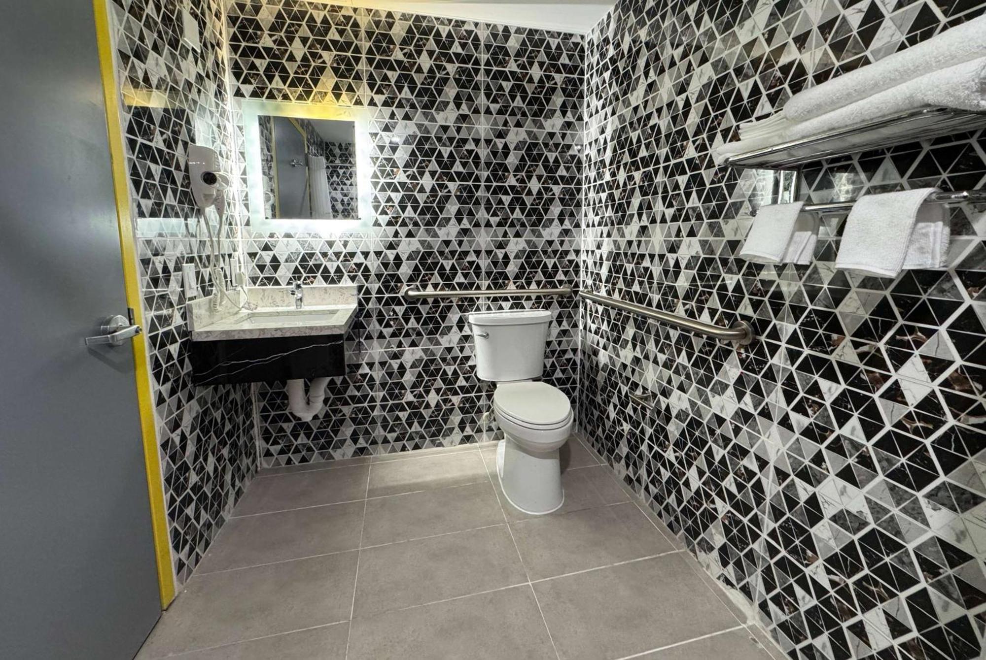 Days Inn By Wyndham New York Chinatown Εξωτερικό φωτογραφία